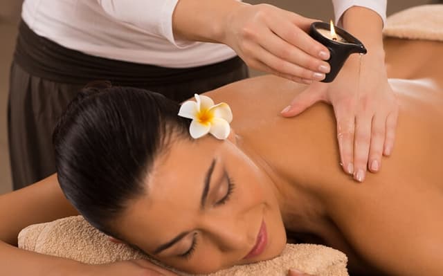 Relaksacyjny masaż całego ciała gorącą świecą