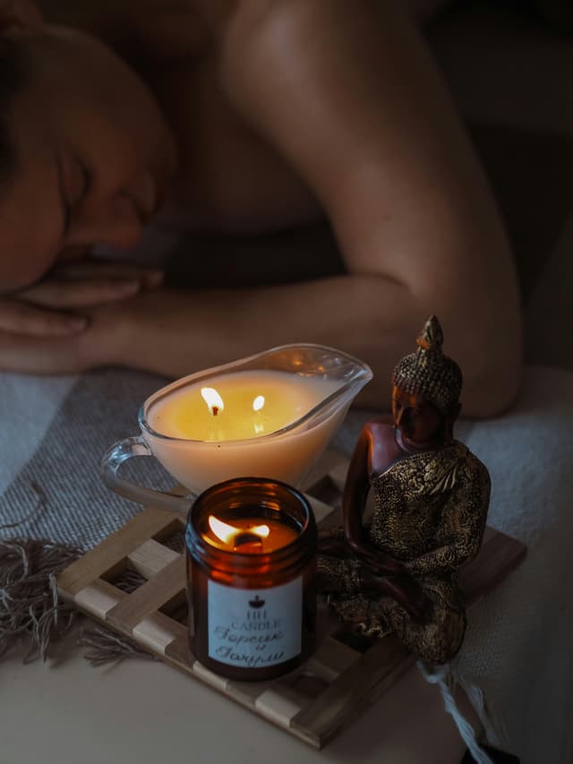 Relaksacyjny masaż pleców gorącą świecą